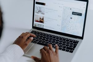 Digital showrooms and AR enhance online brand launches